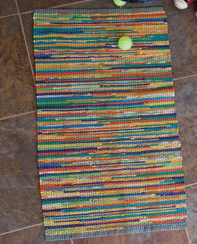 Learn how to make a rug out of T-shirts in this exclusive, FREE weaving recycled yarn projects.